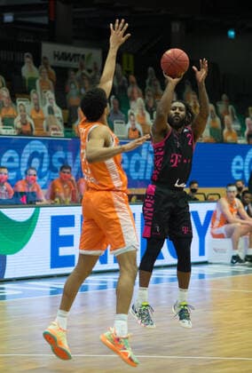 GER, Basketball, RASTA Vechta vs Telekom Baskets Bonn 11 12 2020, RASTA Dome, Vechta, GER, easy Credit BBL, RASTA Vechta vs Telekom Baskets Bonn, in the picture Xavier POLLARD Telekom Baskets Bonn 2 Jordan BARNETT Rasta Vechta 21 nordphotoxRojahn nph00310