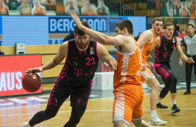 GER, Basketball, RASTA Vechta vs Telekom Baskets Bonn 11 12 2020, RASTA Dome, Vechta, GER, easy Credit BBL, RASTA Vechta vs Telekom Baskets Bonn, in the picture Leon KRATZER Telekom Baskets Bonn 21 Will VORHEES Rasta Vechta 41 nordphotoxRojahn nph00310