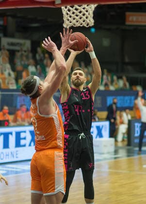 GER, Basketball, RASTA Vechta vs Telekom Baskets Bonn 11 12 2020, RASTA Dome, Vechta, GER, easy Credit BBL, RASTA Vechta vs Telekom Baskets Bonn, in the picture Deividas GAILIUS Telekom Baskets Bonn 13 Dennis CLIFFORD Rasta Vechta 42 nordphotoxRojahn nph00310