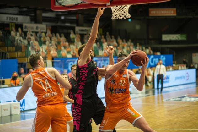 GER, Basketball, RASTA Vechta vs Telekom Baskets Bonn 11 12 2020, RASTA Dome, Vechta, GER, easy Credit BBL, RASTA Vechta vs Telekom Baskets Bonn, in the picture Leon KRATZER Telekom Baskets Bonn 21 Dennis CLIFFORD Rasta Vechta 42 Philipp HERKENHOFF Rasta Vechta 14 nordphotoxRojahn nph00310
