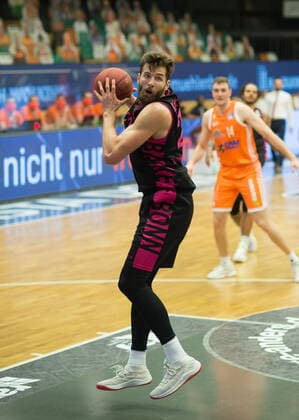 GER, Basketball, RASTA Vechta vs Telekom Baskets Bonn 11 12 2020, RASTA Dome, Vechta, GER, easy Credit BBL, RASTA Vechta vs Telekom Baskets Bonn, in the picture Leon KRATZER Telekom Baskets Bonn 21 Individual action, whole body whole body nordphotoxRojahn nph00310