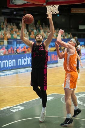 GER, Basketball, RASTA Vechta vs Telekom Baskets Bonn 11 12 2020, RASTA Dome, Vechta, GER, easy Credit BBL, RASTA Vechta vs Telekom Baskets Bonn, in the picture under the basket Leon KRATZER Telekom Baskets Bonn 21 Dennis CLIFFORD Rasta Vechta 42 nordphotoxRojahn nph00310