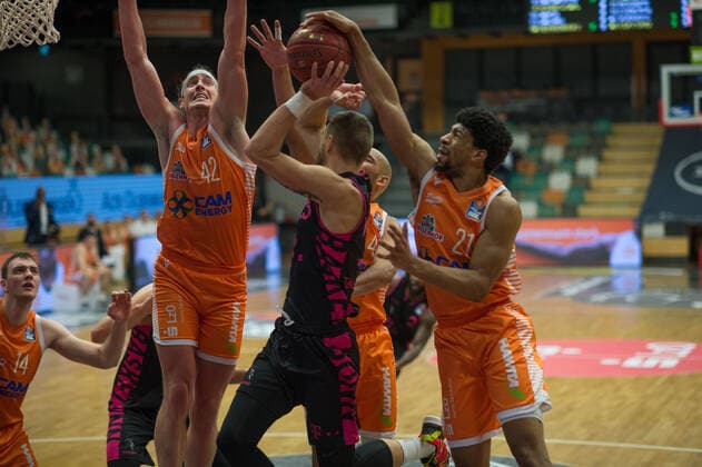 GER, Basketball, RASTA Vechta vs Telekom Baskets Bonn 11 12 2020, RASTA Dome, Vechta, GER, easy Credit BBL, RASTA Vechta vs Telekom Baskets Bonn, in the picture the fight for the ball Dennis CLIFFORD Rasta Vechta 42 Deividas GAILIUS Telekom Baskets Bonn 13 Stefan PENO Rasta Vechta 4 Jordan BARNETT Rasta Vechta 21 nordphotoxRojahn nph00310