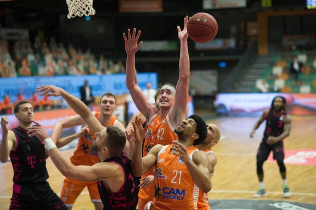 GER, Basketball, RASTA Vechta vs Telekom Baskets Bonn 11 12 2020, RASTA Dome, Vechta, GER, easy Credit BBL, RASTA Vechta vs Telekom Baskets Bonn, in the picture the fight for the ball Dennis CLIFFORD Rasta Vechta 42 Deividas GAILIUS Telekom Baskets Bonn 13 Stefan PENO Rasta Vechta 4 Jordan BARNETT Rasta Vechta 21 nordphotoxRojahn nph00310