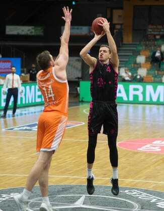 GER, Basketball, RASTA Vechta vs Telekom Baskets Bonn 11 12 2020, RASTA Dome, Vechta, GER, easy Credit BBL, RASTA Vechta vs Telekom Baskets Bonn, in the picture Strahinja MICOVIC Telekom Baskets Bonn 4 Philipp HERKENHOFF Rasta Vechta 14 nordphotoxRojahn nph00310