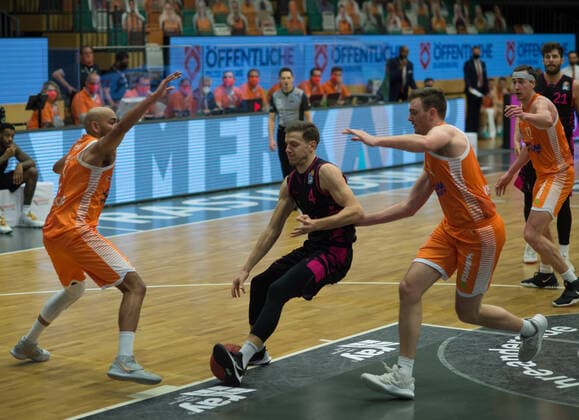 GER, Basketball, RASTA Vechta vs Telekom Baskets Bonn 11 12 2020, RASTA Dome, Vechta, GER, easy Credit BBL, RASTA Vechta vs Telekom Baskets Bonn, in the picture Strahinja MICOVIC Telekom Baskets Bonn 4 Stefan PENO Rasta Vechta 4 Philipp HERKENHOFF Rasta Vechta 14 nordphotoxRojahn nph00310