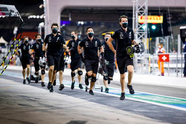 Motorsports FIA Formula One World Championship 2020, Grand Prix of Abu Dhabi, Mechanic of Mercedes AMG Petronas Formula One Team Abu Dhabi United Arab Emirates