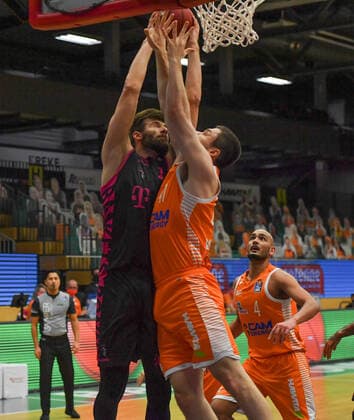 GER, Basketball, RASTA Vechta vs Telekom Baskets Bonn 11 12 2020, RASTA Dome, Vechta, GER, easy Credit BBL, RASTA Vechta vs Telekom Baskets Bonn, in the picture Leon KRATZER Telekom Baskets Bonn 21 Will VORHEES Rasta Vechta 41 nordphotoxRojahn nph00310