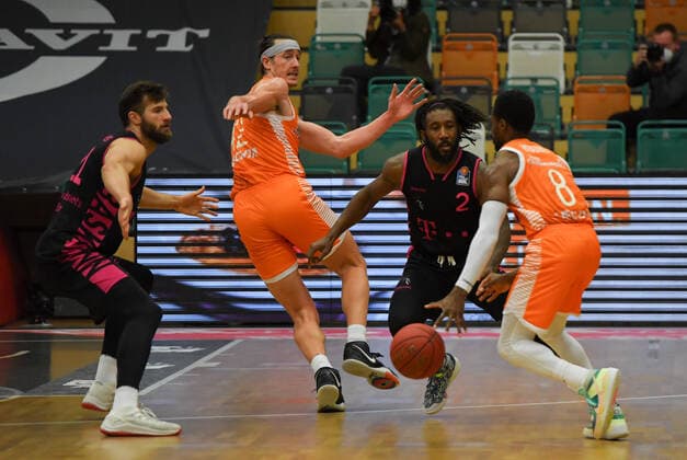 GER, Basketball, RASTA Vechta vs Telekom Baskets Bonn 11 12 2020, RASTA Dome, Vechta, GER, easy Credit BBL, RASTA Vechta vs Telekom Baskets Bonn, in the picture Josh YOUNG Rasta Vechta 8 Xavier POLLARD Telekom Baskets Bonn 2 Dennis CLIFFORD Rasta Vechta 42 Leon KRATZER Telekom Baskets Bonn 21 nordphotoxRojahn nph00310