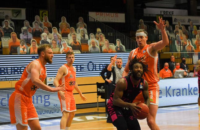 GER, Basketball, RASTA Vechta vs Telekom Baskets Bonn 11 12 2020, RASTA Dome, Vechta, GER, easy Credit BBL, RASTA Vechta vs Telekom Baskets Bonn, in the picture Xavier POLLARD Telekom Baskets Bonn 2 Dennis CLIFFORD Rasta Vechta 42 Robin CHRISTEN Rasta Vechta 33 nordphotoxRojahn nph00310
