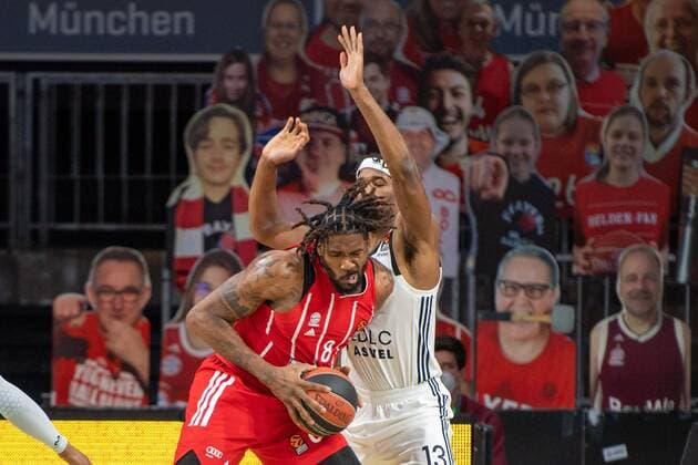 Jalen Reynolds 8 FC Bayern , Kevarrius Hayes 13 Asvel Lyon Villeurbanne , FC Bayern Basketball vs Asvel Villeurbanne, Basketball, Euroleague, 11 12 2020 Munich Bayern Germany Copyright: xkolbert-press UlrichxGamelx