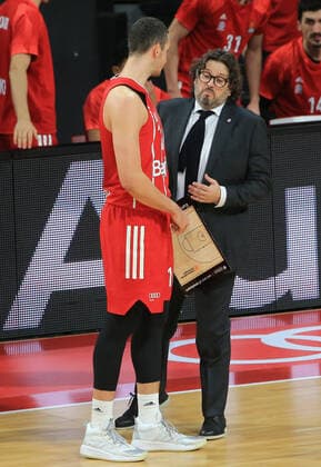11 12 2020, EuroLeague, FC Bayern Basketball vs Villeurbanne, Audi Dome, in the picture Paul Zipser FCB Basketball with coach Andrea Trinchieri FCB Basketball