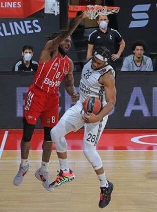 11 12 2020, EuroLeague, FC Bayern Basketball vs. Villeurbanne, Audi Dome, pictured Jalen Reynolds FCB Basketball vs. Guerschon Yabusele Villeurbanne