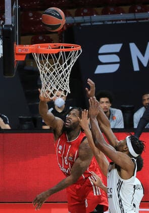 11 12 2020, EuroLeague, FC Bayern Basketball vs. Villeurbanne, Audi Dome, pictured Jalen Reynolds FCB Basketball vs. Guerschon Yabusele Villeurbanne