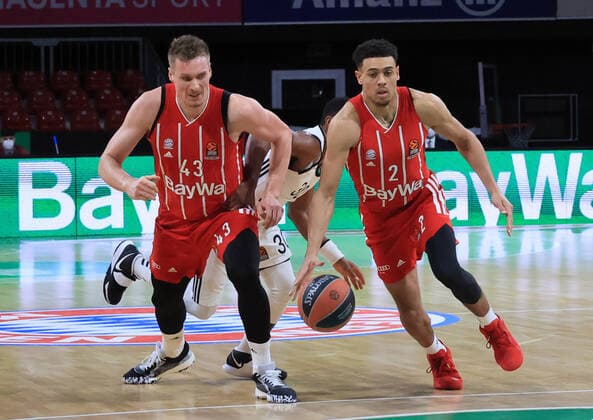11 12 2020, EuroLeague, FC Bayern Basketball vs. Villeurbanne, Audi Dome, in the picture Leon Radosevic FCB Basketball and Zan Mark Sisko FCB Basketball past Norris Cole Villeurbanne