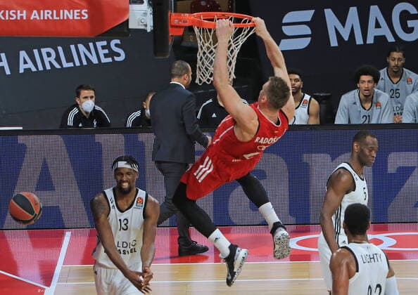 11 12 2020, EuroLeague, FC Bayern Basketball vs Villeurbanne, Audi Dome, in the picture Kevarrius Hayes Villeurbanne , Leon Radosevic FCB Basketball at the basket