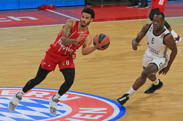 11 12 2020, EuroLeague, FC Bayern Basketball vs. Villeurbanne, Audi Dome, in the picture Nick Weiler Babi FCB Basketball vs. Charles Kahudi Villeurbanne