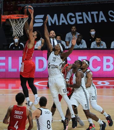 11 12 2020, EuroLeague, FC Bayern Basketball vs Villeurbanne, Audi Dome, pictured Dennis Seele FCB Basketball Antoine Diot Villeurbanne , Nick Weiler Babi FCB Basketball , Kevarrius Hayes Villeurbanne , Charles Gaudi Villeurbanne , Guerschon Yabusele Villeurbanne and Jalen Reynolds FCB Basketball