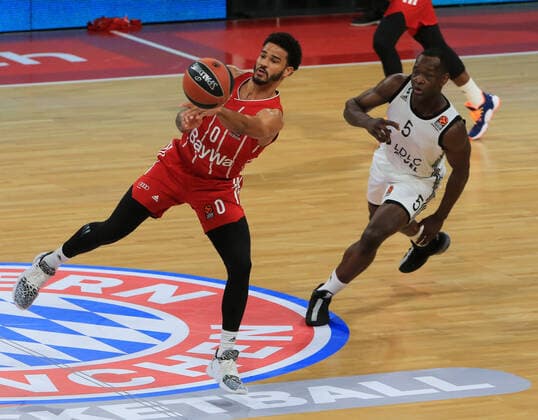 11 12 2020, EuroLeague, FC Bayern Basketball vs. Villeurbanne, Audi Dome, in the picture Nick Weiler Babi FCB Basketball vs. Charles Kahudi Villeurbanne