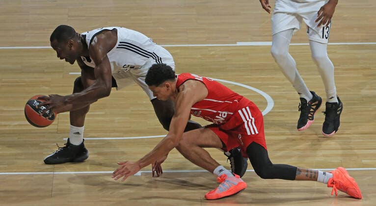 11 12 2020, EuroLeague, FC Bayern Basketball vs Villeurbanne, Audi Dome, pictured Charles Kahudi Villeurbanne vs Wade Baldwin FCB Basketball
