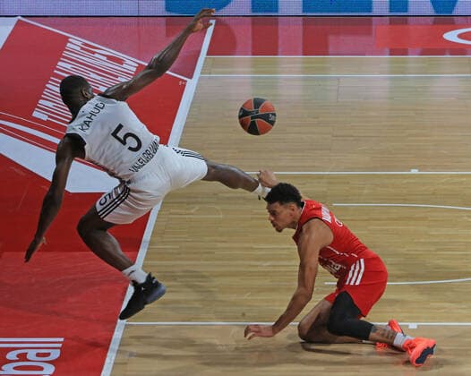 11 12 2020, EuroLeague, FC Bayern Basketball vs Villeurbanne, Audi Dome, pictured Charles Kahudi Villeurbanne vs Wade Baldwin FCB Basketball
