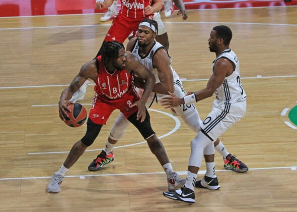 11 12 2020, EuroLeague, FC Bayern Basketball vs. Villeurbanne, Audi Dome, pictured Jalen Reynolds FCB Basketball vs. Guerschon Yabusele Villeurbanne and Norris Cole Villeurbanne