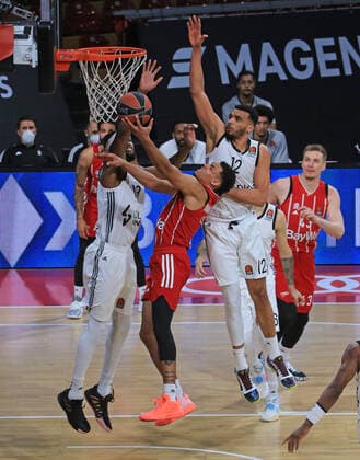 11 12 2020, EuroLeague, FC Bayern Basketball vs Villeurbanne, Audi Dome, in the picture Kevarrius Hayes Villeurbanne and Amine Noua Villeurbanne vs Wade Baldwin FCB Basketball and Leon Radosevic FCB Basketball