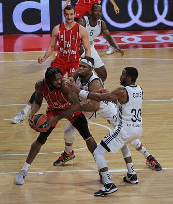 11 12 2020, EuroLeague, FC Bayern Basketball vs. Villeurbanne, Audi Dome, in the picture Antoine Diot Villeurbanne vs. Guerschon Yabusele Villeurbanne and Norris Cole Villeurbanne