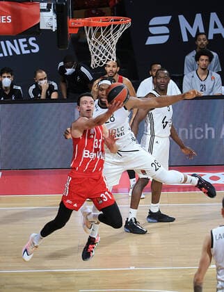 11 12 2020, EuroLeague, FC Bayern Basketball vs Villeurbanne, Audi Dome, in the picture Zan Mark Sisko FCB Basketball vs Guerschon Yabusele Villeurbanne