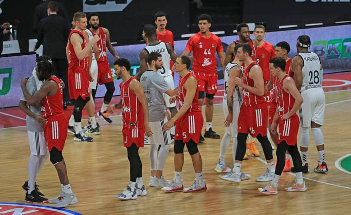 11 12 2020, EuroLeague, FC Bayern Basketball vs. Villeurbanne, Audi Dome, in the picture final whistle, both teams say thank you after the game