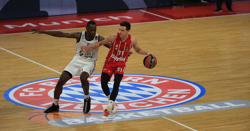11 12 2020, EuroLeague, FC Bayern Basketball vs Villeurbanne, Audi Dome, pictured Charles Kahudi Villeurbanne vs Zan Mark Sisko FCB Basketball