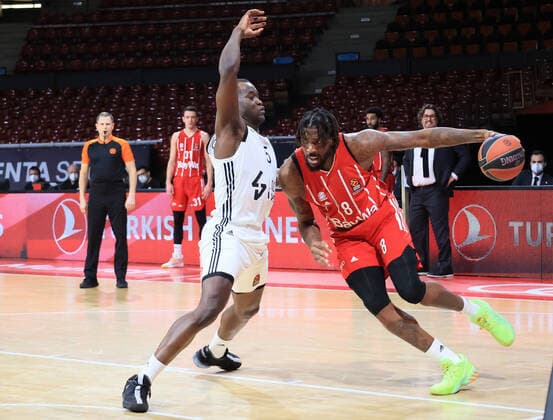 11 12 2020, EuroLeague, FC Bayern Basketball vs Villeurbanne, Audi Dome, pictured Charles Kahudi Villeurbanne vs Jalen Reynolds FCB Basketball