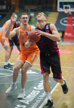 GER, Basketball, RASTA Vechta vs Telekom Baskets Bonn 11 12 2020, RASTA Dome, Vechta, GER, easy Credit BBL, RASTA Vechta vs Telekom Baskets Bonn, in the picture Benjamin LISCHKA Telekom Baskets Bonn 8 Philipp HERKENHOFF Rasta Vechta 14 nordphotoxRojahn nph00310