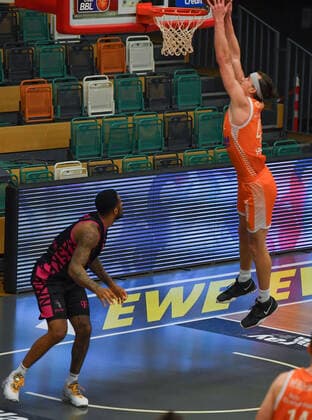 GER, Basketball, RASTA Vechta vs Telekom Baskets Bonn 11 12 2020, RASTA Dome, Vechta, GER, easy Credit BBL, RASTA Vechta vs Telekom Baskets Bonn, in the picture for the dunking Dennis CLIFFORD Rasta Vechta 42 nordphotoxRojahn nph00310