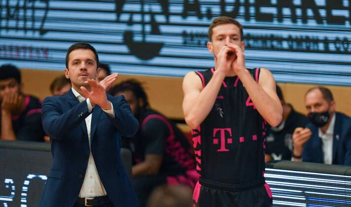 GER, Basketball, RASTA Vechta vs Telekom Baskets Bonn 11 12 2020, RASTA Dome, Vechta, GER, easy Credit BBL, RASTA Vechta vs Telekom Baskets Bonn, in the picture change Igor JOVOVIC Telekom Baskets Bonn Headcoach Strahinja MICOVIC Telekom Baskets Bonn 4 nordphotoxRojahn nph00310