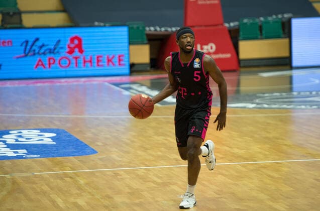 GER, Basketball, RASTA Vechta vs. Telekom Baskets Bonn 11 12 2020, RASTA Dome, Vechta, GER, easy Credit BBL, RASTA Vechta vs. Telekom Baskets Bonn, in the picture Josh HAGINS Telekom Baskets Bonn 5 Single action, whole body whole body nordphotoxRojahn nph00310
