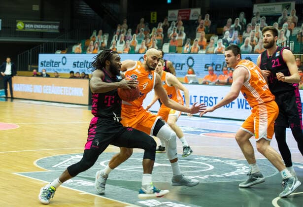 GER, Basketball, RASTA Vechta vs Telekom Baskets Bonn 11 12 2020, RASTA Dome, Vechta, GER, easy Credit BBL, RASTA Vechta vs Telekom Baskets Bonn, in picture to the basket Xavier POLLARD Telekom Baskets Bonn 2 Stefan PENO Rasta Vechta 4 Will VORHEES Rasta Vechta 41 Leon KRATZER Telekom Baskets Bonn 21 nordphotoxRojahn nph00310
