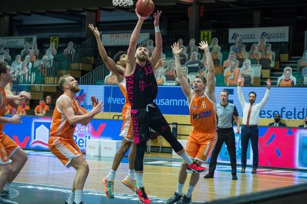 GER, Basketball, RASTA Vechta vs Telekom Baskets Bonn 11 12 2020, RASTA Dome, Vechta, GER, easy Credit BBL, RASTA Vechta vs Telekom Baskets Bonn, in the picture Deividas GAILIUS Telekom Baskets Bonn 13 Robin CHRISTEN Rasta Vechta 33 Jordan BARNETT Rasta Vechta 21 Tim HASBARGEN Rasta Vechta 6 nordphotoxRojahn nph00310