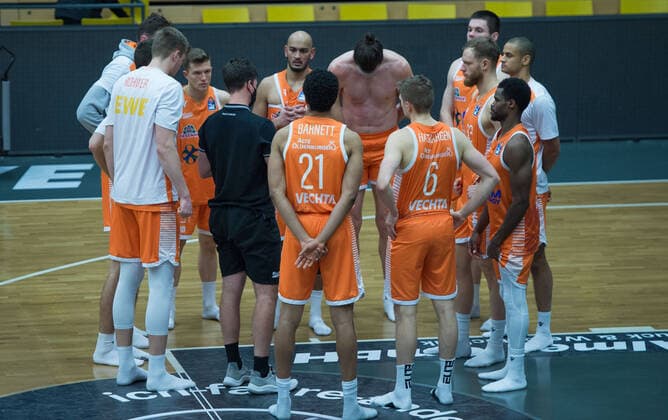 GER, Basketball, RASTA Vechta vs Telekom Baskets Bonn 11 12 2020, RASTA Dome, Vechta, GER, easy Credit BBL, RASTA Vechta vs Telekom Baskets Bonn, in the picture after the 6th defeat the RAST players RASTAVECHTA nordphotoxRojahn nph00310