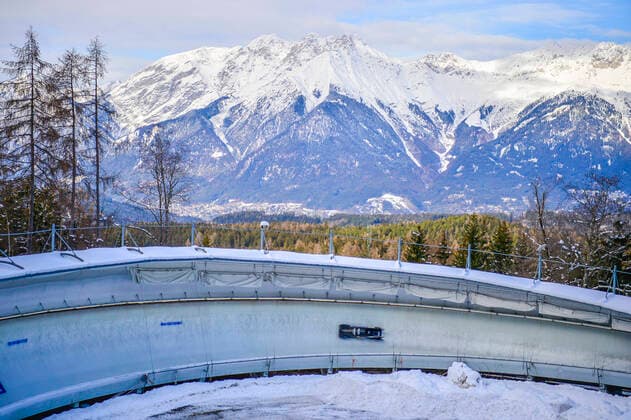 Bilder des Jahres 2020, Sport 12 Dezember Sport Themen der Woche KW50 Sport Bilder des Tages BOBSLEIGH - IBSF WC Innsbruck Igls INNSBRUCK,AUSTRIA,12.DEC.20 - BOBSLEIGH - IBSF World Cup, Monobob, ladies. Image shows overview of the Olympia Eiskanal Innsbruck. GEPAxpictures xSimonaxDonko