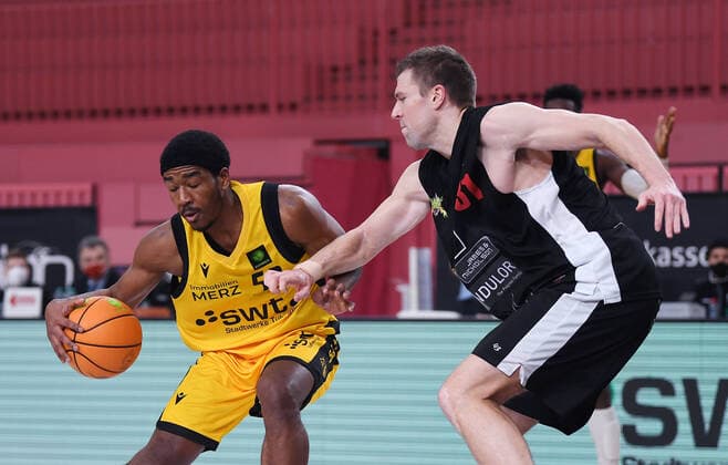Basketball 2 Bundesliga 2020 2021 11 Matchday 12 12 2020 Tigers Tuebingen Artland Dragons Isaiah Crawley li, Tigers against Robert Oehle re, Artland Dragons