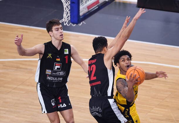 Basketball 2 Bundesliga 2020 2021 11 Matchday 12 12 2020 Tigers Tuebingen Artland Dragons Josh Sharkey re, Tigers against Leon Okpara Mitte, Artland Dragons and Zachary Ensminger li, Artland Dragons