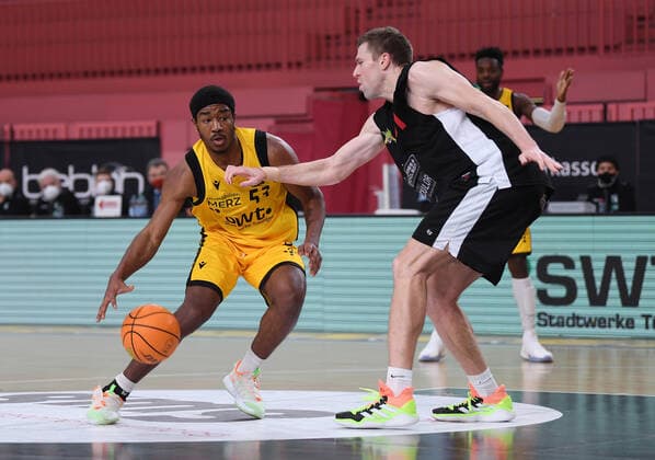 Basketball 2 Bundesliga 2020 2021 11 Matchday 12 12 2020 Tigers Tuebingen Artland Dragons Isaiah Crawley li, Tigers against Robert Oehle re, Artland Dragons