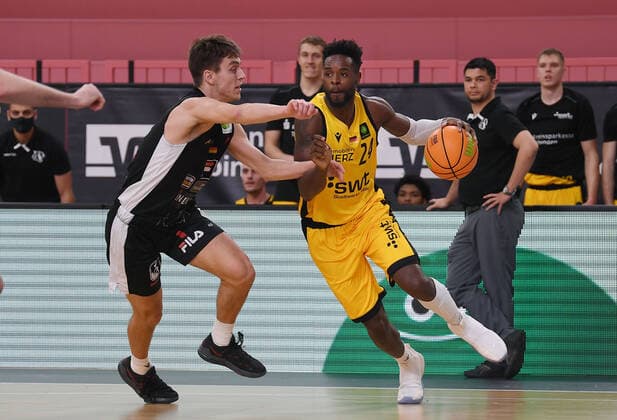 Basketball 2 Bundesliga 2020 2021 11 Matchday 12 12 2020 Tigers Tuebingen Artland Dragons Roland Nyama re, Tigers against Zachary Ensminger li, Artland Dragons