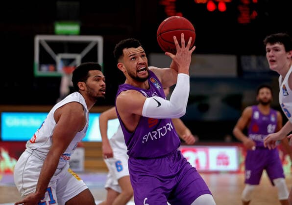 GSD zje123 Basketball Bundesliga Season 2020 21 BG Göttingen Syntainics MBC Göttingens Luke Nelson on the ball against MBC Quinton Hooker