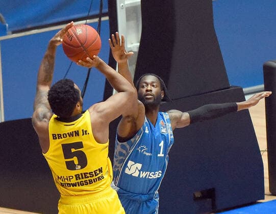12 12 2020, xhbx, Basketball BBL Bundesliga, Frankfurt Skyliners MHP Riesen Ludwigsburg emspor, v l Barry Brown Jr MHP Riesen Ludwigsburg , Matt Mobley Fraport Skyliners Frankfurt DFL DFB REGULATIONS PROHIBIT ANY USE OF PHOTOGRAPHS as IMAGE SEQUENCES and or QUASI VIDEO Frankfurt am Main