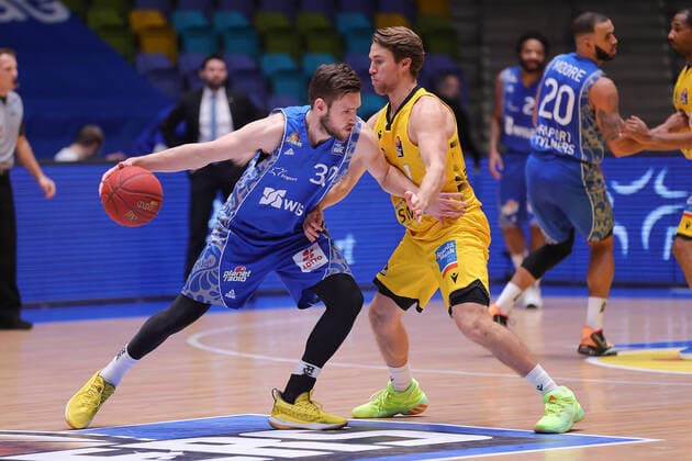 Fraport Skyliners MHP GIANTS Ludwigsburg, easyCredit BBL Jon Axel Gudmundsson Fraport Skyliners, 30 against Jordan Hulls Ludwigsburg, 1 easyCredit BBL basketball game between Fraport Skyliners and MHP GIANTS Ludwigsburg on December 12, 2020 in the Fraport Arena in Frankfurt am Main, Frankfurt am Main Hesse Germany Fraport Arena
