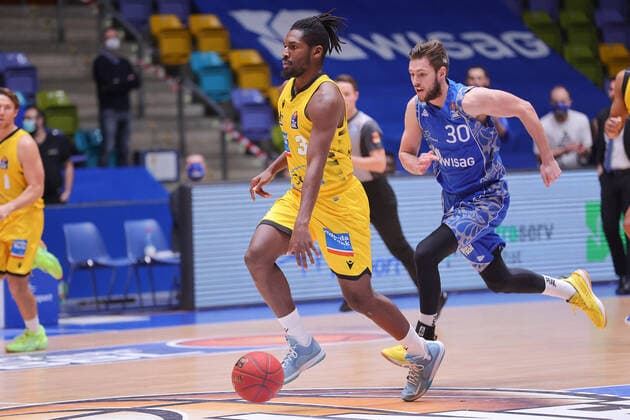 Fraport Skyliners MHP GIANTS Ludwigsburg, easyCredit BBL Game set up by Jaleen Smith Ludwigsburg, 3 , who is followed by Jon Axel Gudmundsson Fraport Skyliners, 30 Basketball game of easyCredit BBL between the Fraport Skyliners and the MHP GIANTS Ludwigsburg on December 12, 2020 in the Fraport Arena in Frankfurt am Main, Frankfurt am Main Hesse Germany Fraport Arena
