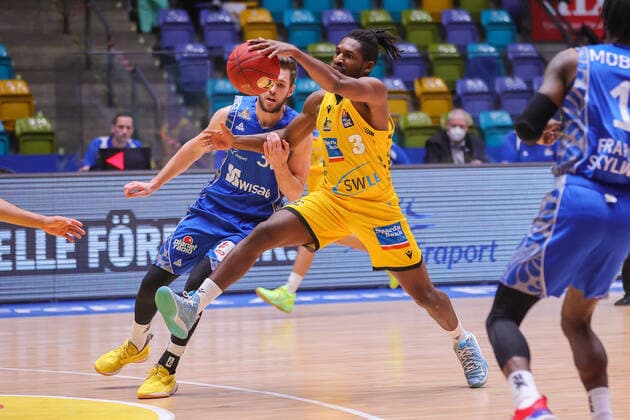Fraport Skyliners MHP GIANTS Ludwigsburg, easyCredit BBL duel between Jaleen Smith Ludwigsburg, 3 and Jon Axel Gudmundsson Fraport Skyliners, 30 easyCredit BBL basketball match between Fraport Skyliners and MHP GIANTS Ludwigsburg on December 12, 2020 in the Fraport Arena in Frankfurt am Main, Frankfurt am Main Hesse Germany Fraport Arena
