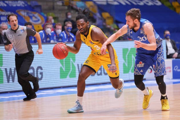 Fraport Skyliners MHP GIANTS Ludwigsburg, easyCredit BBL duel between Jaleen Smith Ludwigsburg, 3 and Jon Axel Gudmundsson Fraport Skyliners, 30 easyCredit BBL basketball match between Fraport Skyliners and MHP GIANTS Ludwigsburg on December 12, 2020 in the Fraport Arena in Frankfurt am Main, Frankfurt am Main Hesse Germany Fraport Arena
